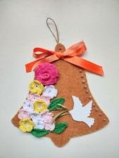 Campana di Pasqua fatta a mano in feltro con decorazioni all'uncinetto