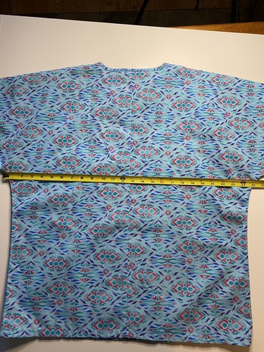 Simply Basic Unisex Scrub Top Light Blue With Abstract Design Size Medium - Picture 6 of 6