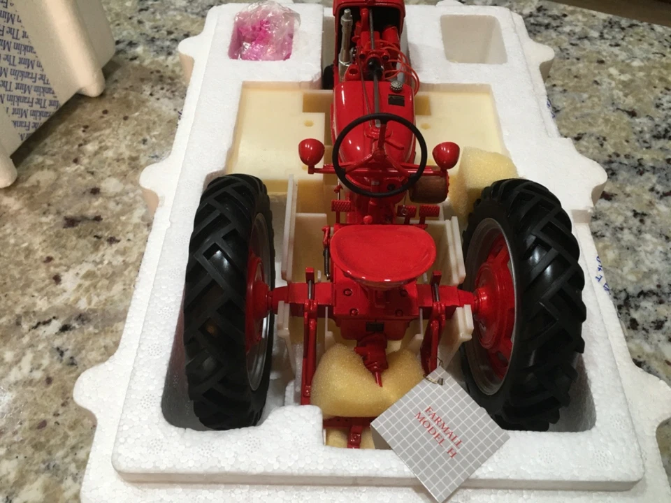 franklin mint 1/12 model h farmall tractor. - Image 4 of 4