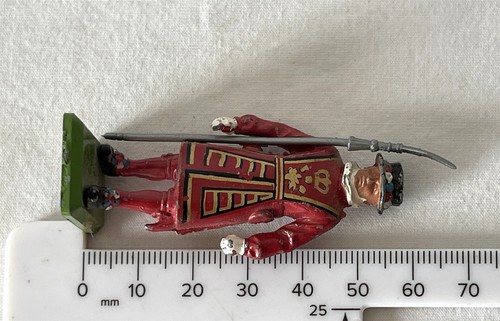 2 Vintage Painted Lead Beefeater Yeoman Guard Toy Soldiers Britains Ltd #656 - Picture 7 of 11