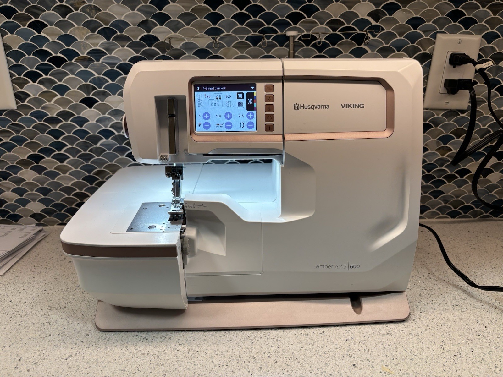 Husqvarna Viking Amber Air S600 Coverlock Machine Air Thread