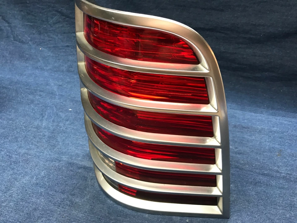 Lámpara de luz trasera derecha Mercury Mountaineer 2003 2004 2005 OEM Foto 2 de 3