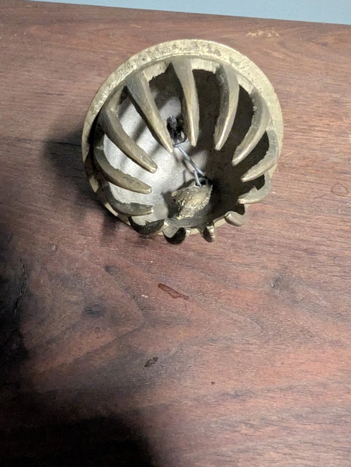 Lote de latón antiguo vintage placa de pavo real y campana de garra de elefante de latón Tanjore Foto 3 de 4