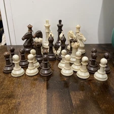 Vintage Plastic Weighted Chess Pieces Complete Set