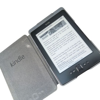 Amazon Kindle 2. Generation 6'' E-Ink eBook Reader schwarz mit grauer Schutzhülle
