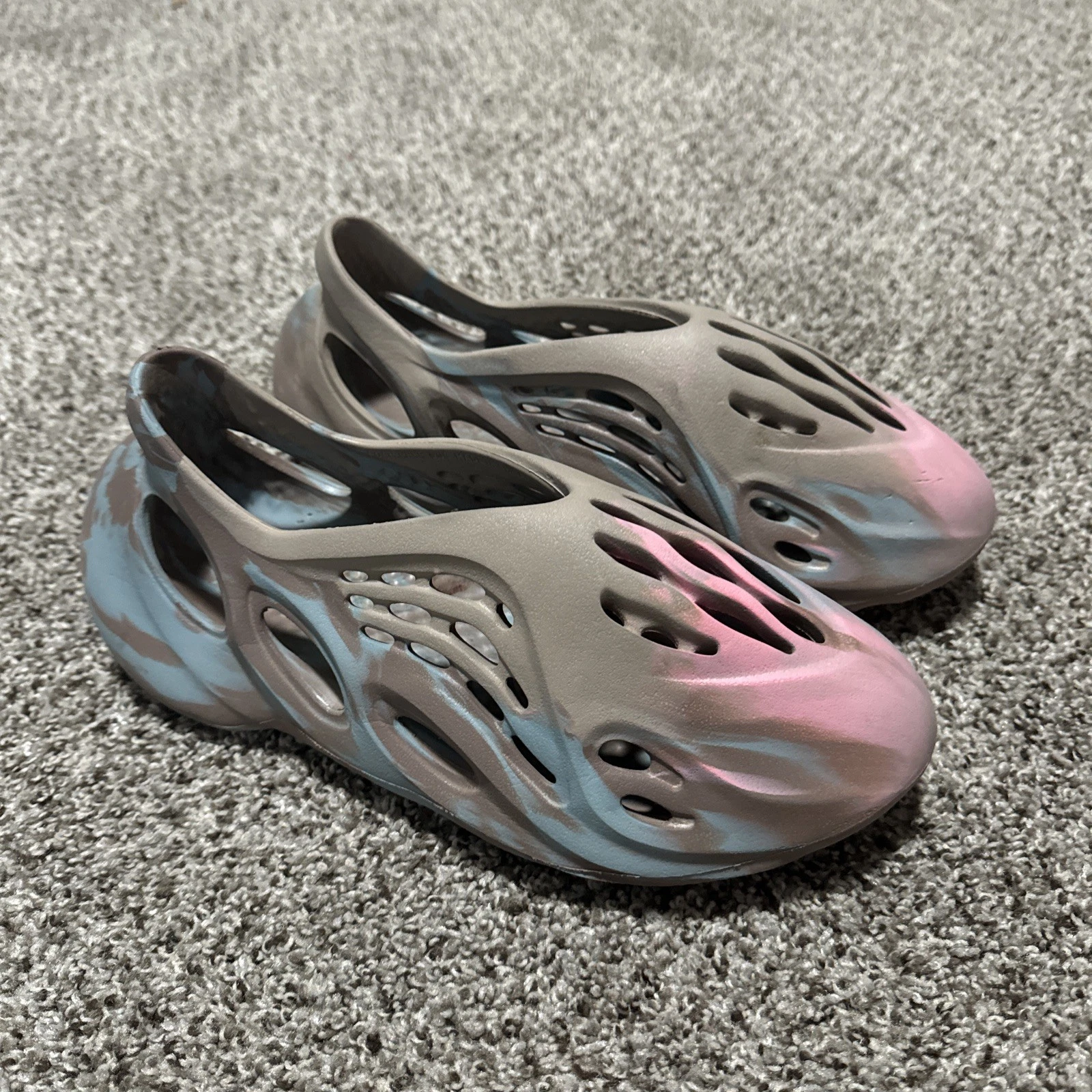 Zoccoli in gomma Adidas Yeezy Foam RNNR da uomo taglia 9