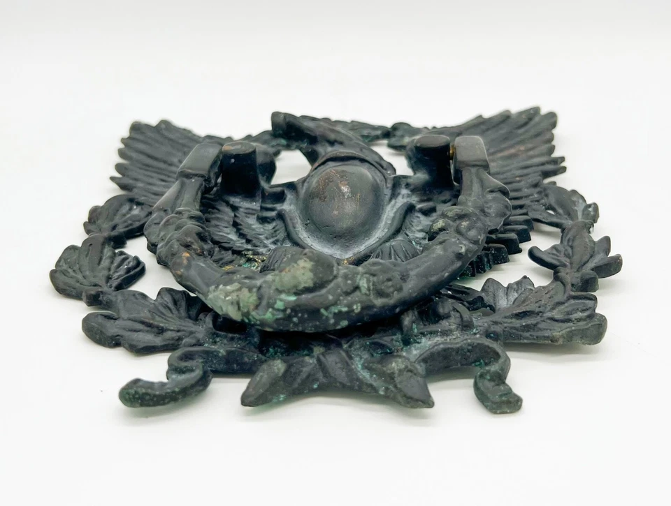 Llamador de puerta águila figurativo de latón negro del siglo XX Foto 4 de 4