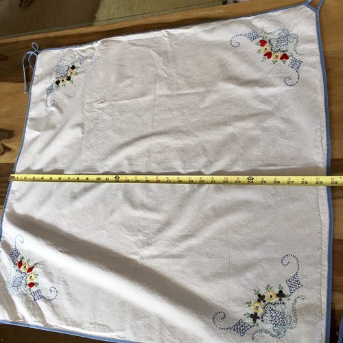 Vtg Hand Embroidered Tablecloth with ties for card table - Picture 9 of 9