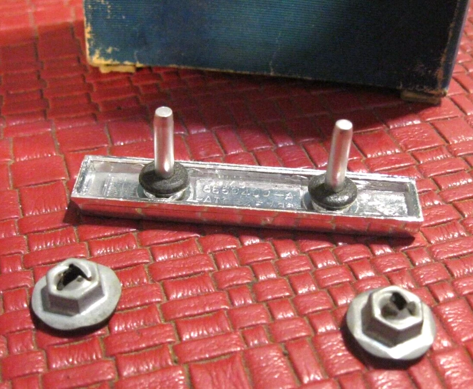 Nuevo de Lote Antiguo 1970 Mercury Marquis Brougham adorno lateral de techo, en caja Foto 2 de 2