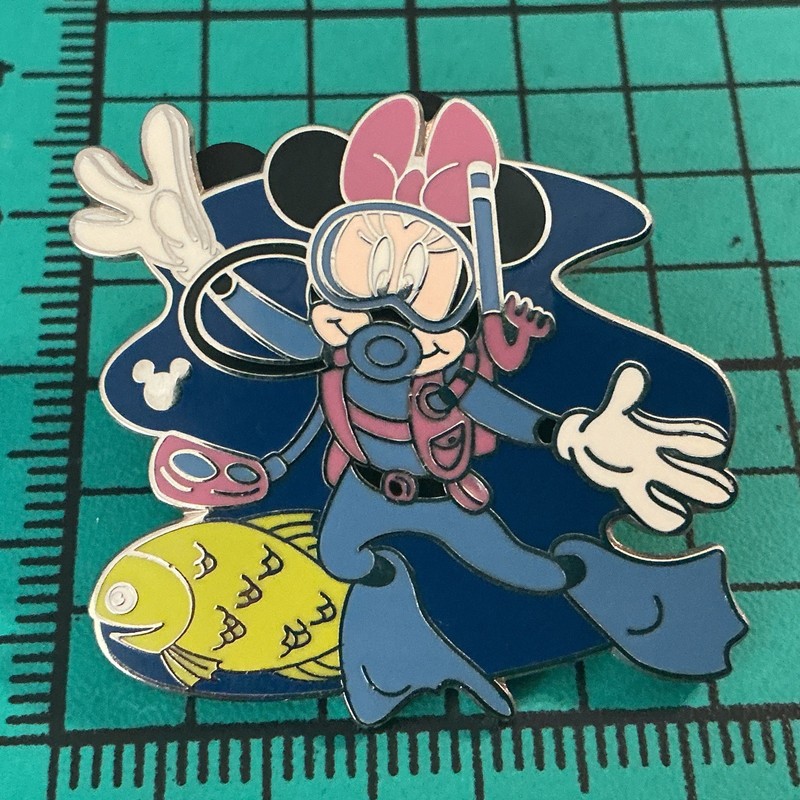 WDW Scuba Diving Cast Lanyard Series 2 Minnie Mouse Disney Pin