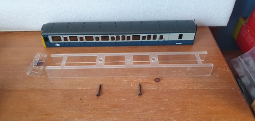 Lima Class 117 DMU Power car Body BR Blue grey with Glazing and Securing screws
