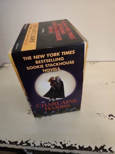 Dead Until Dark: 7 Book Boxed Set (Dead Until Dark/True Blood) Charlaine Harris - Foto 2 di 7