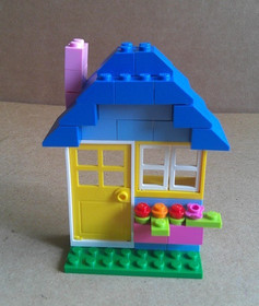 Lego Friends House Set #5560 without Pink Bucket  (100% complete)