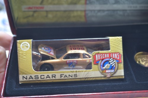 NASCAR FANS SET - 1948 - 1998 GOLD NASCAR - 1:64 SCALE MODEL CAR - IN BOX - Picture 3 of 5