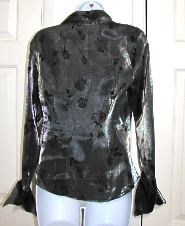 Blusa De Colección Charlotte Russe Brillo-Satén Botón Manga Larga Rosa-Floral/Plateada M Foto 2 de 4