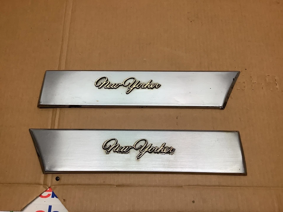 Chrysler New Yorker 1972-1974 4 puertas guardabarros delantero molduras de molduras inferiores diestro fabricante de equipos originales Foto 2 de 3