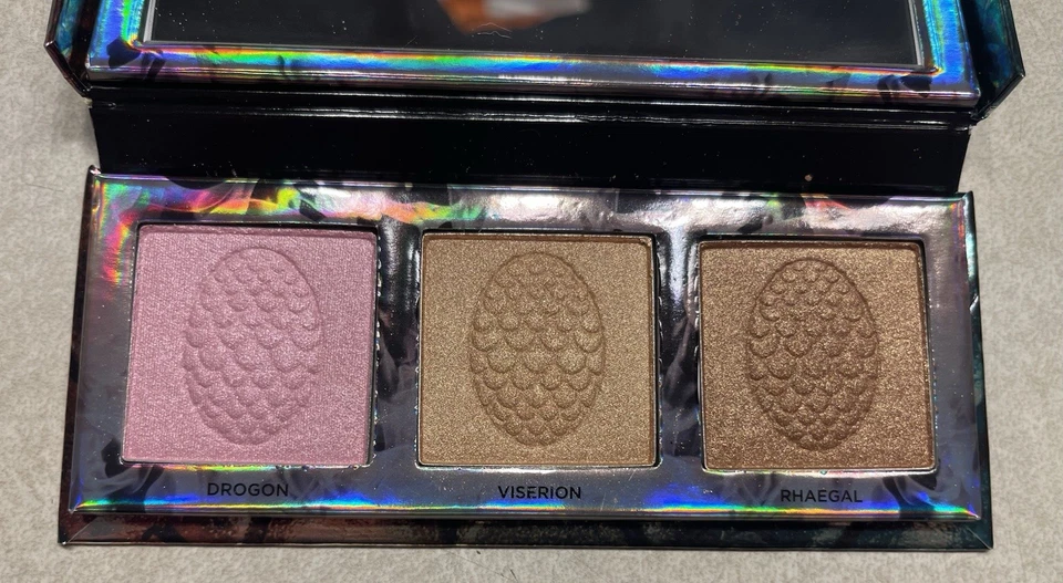 Urban Decay x Game of Thrones Collection PALETA DE DESTAQUES MÃE DOS DRAGÕES - Imagem 3 de 4