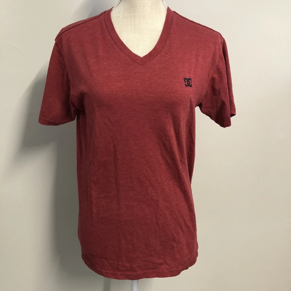 DC Shoes Mujer Talla Pequeña Camiseta Roja Manga Corta Cuello en V Pullover Tejido  Foto 2 de 4
