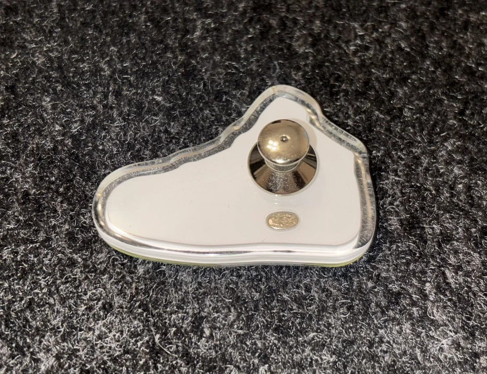 Broche/Pin Chanel SNEAKER Resina Foto 2 de 4