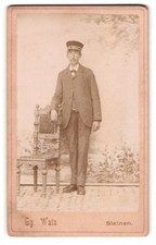 Fotografie Georg Walz, Steinen i. W., junger Page im Anzug mit Mütze Hotel zum  