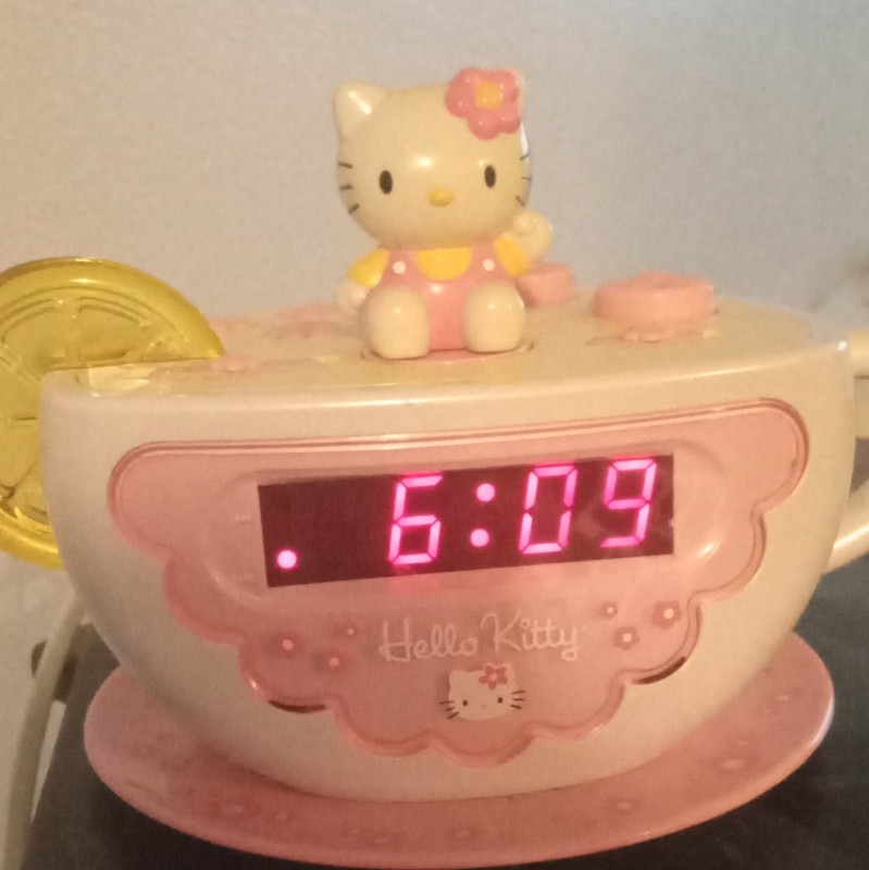 Hello Kitty Digital Alarm Clock Radio Pink & White Teacup Design Plastic