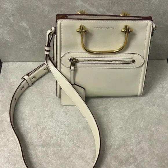 Alexander McQueen Mini Bag THE CURVE a Tracolla in Pelle con Logo donna - Outlet Alexander McQueen Mini Bag THE CURVE a Tracolla in Pelle con Logo donna - Outlet