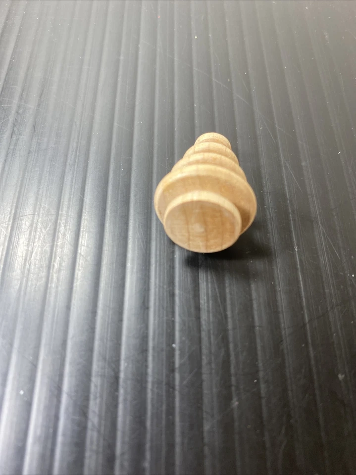 LOTE ARTESANAL DE 95 MINI PIEZAS ARTESANALES DE MADERA PINETREE (1-3/8" Alto x 1/2 Diámetro.)NO PRECINTADO Foto 3 de 4