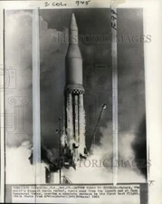 1961 Press Photo Saturn Rocket lift off from launch pad, Cape Canaveral, Florida