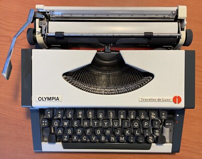 Vintage 1978 OLYMPIA Traveller de Luxe Typewriter with hard case lid UK model