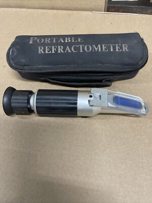 PORTABLE HAND HELD BRIX REFRACTOMETER. 0-32 (BRIX) RANGE, WITH CASE