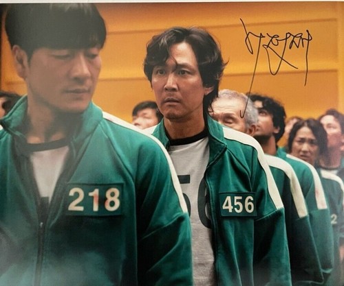 AUTENTICO! LEE JUNG-JAE GIOCO DI CALAMARI FIRMATO 3 GIOCATORI 456 8X10 FOTO CON PROVA CON CERTIFICATO DI AUTENTICITÀ - Foto 2 di 4