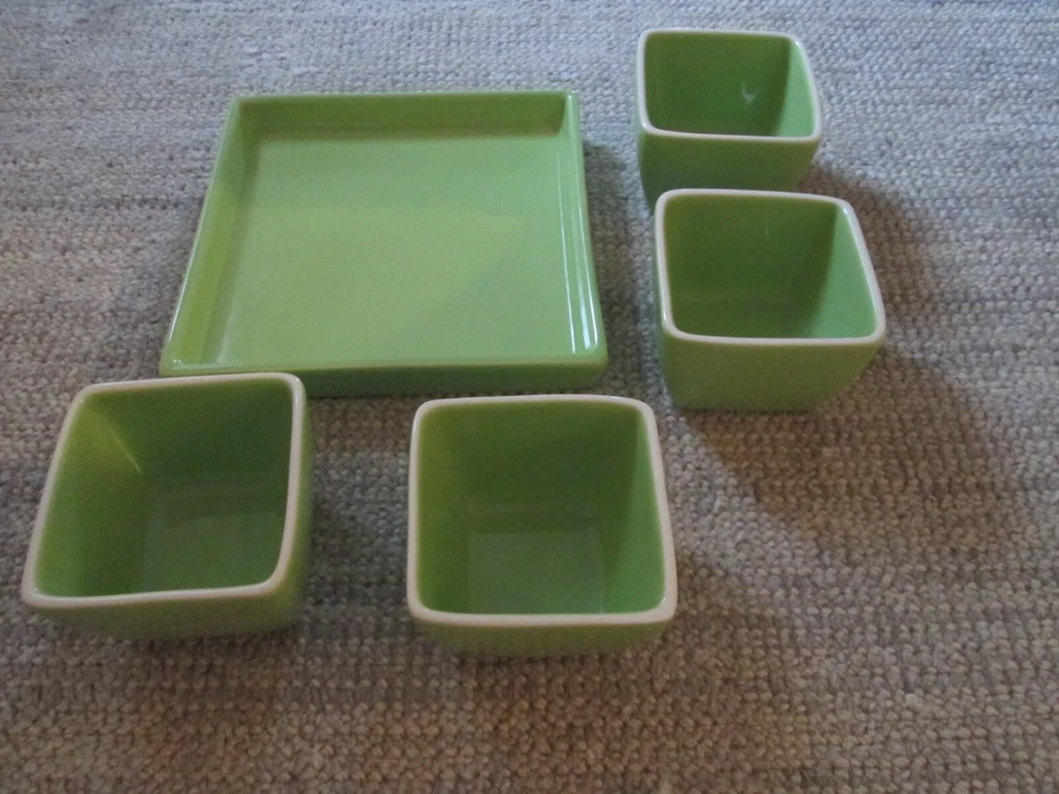 CRATE & BARREL 5-piece square serving set in CARMEN pattern. Apple green. NEW!! - Image 2 of 4