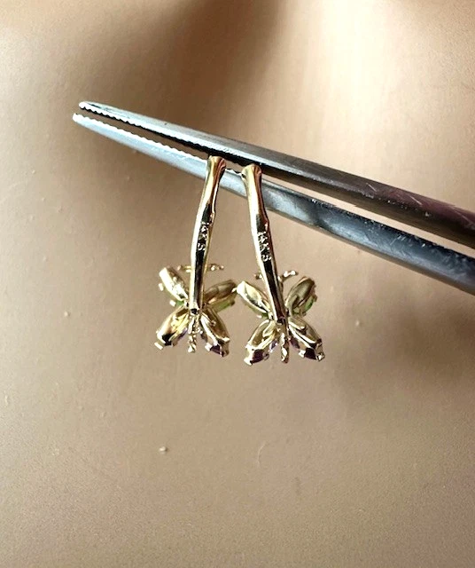 Estate 14K 黄金紫水晶和橄榄石“蝴蝶”Huggie 耳环 — 第 4/4 张图片