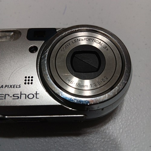 Sony DSC-P73 Cyber-Shot Digital Camera - For Parts / Repair - Picture 11 of 12