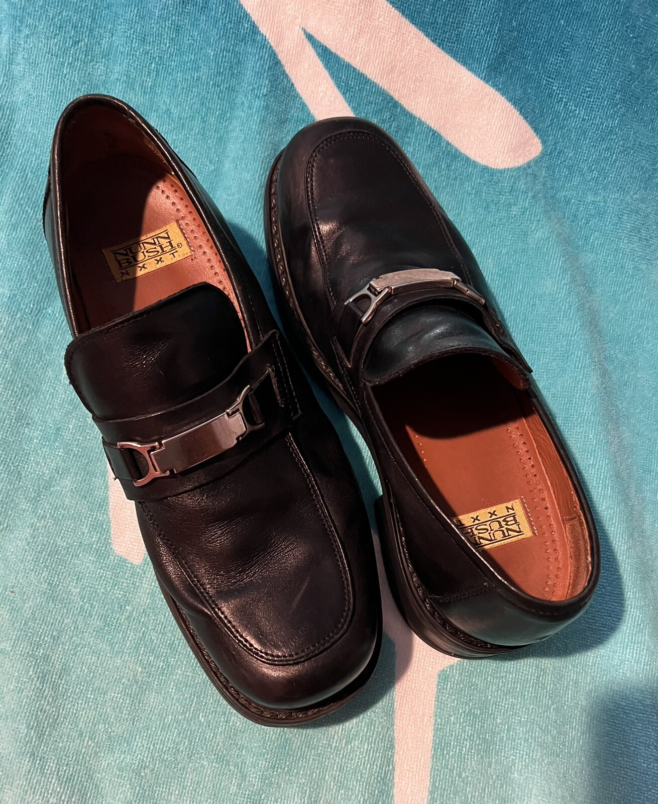 SAOLA Scarpa uomo slip on Nunn Bush in pelle nera ferramenta argento usata.