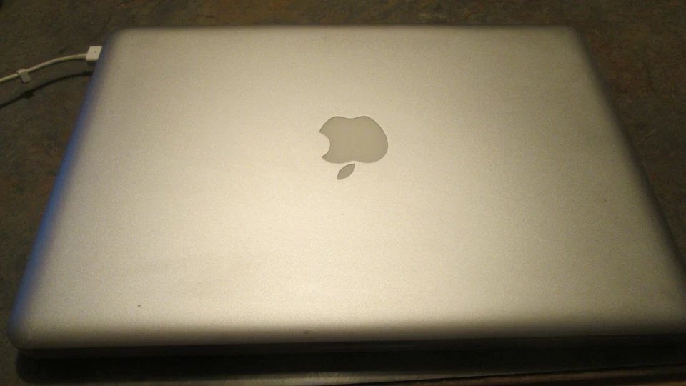 Apple MacBook Pro 13.3" Intel Core 2 Duo 2.0GHZ/ 2GB RAM/160GB HDD Model:A1278 - Image 2 of 4