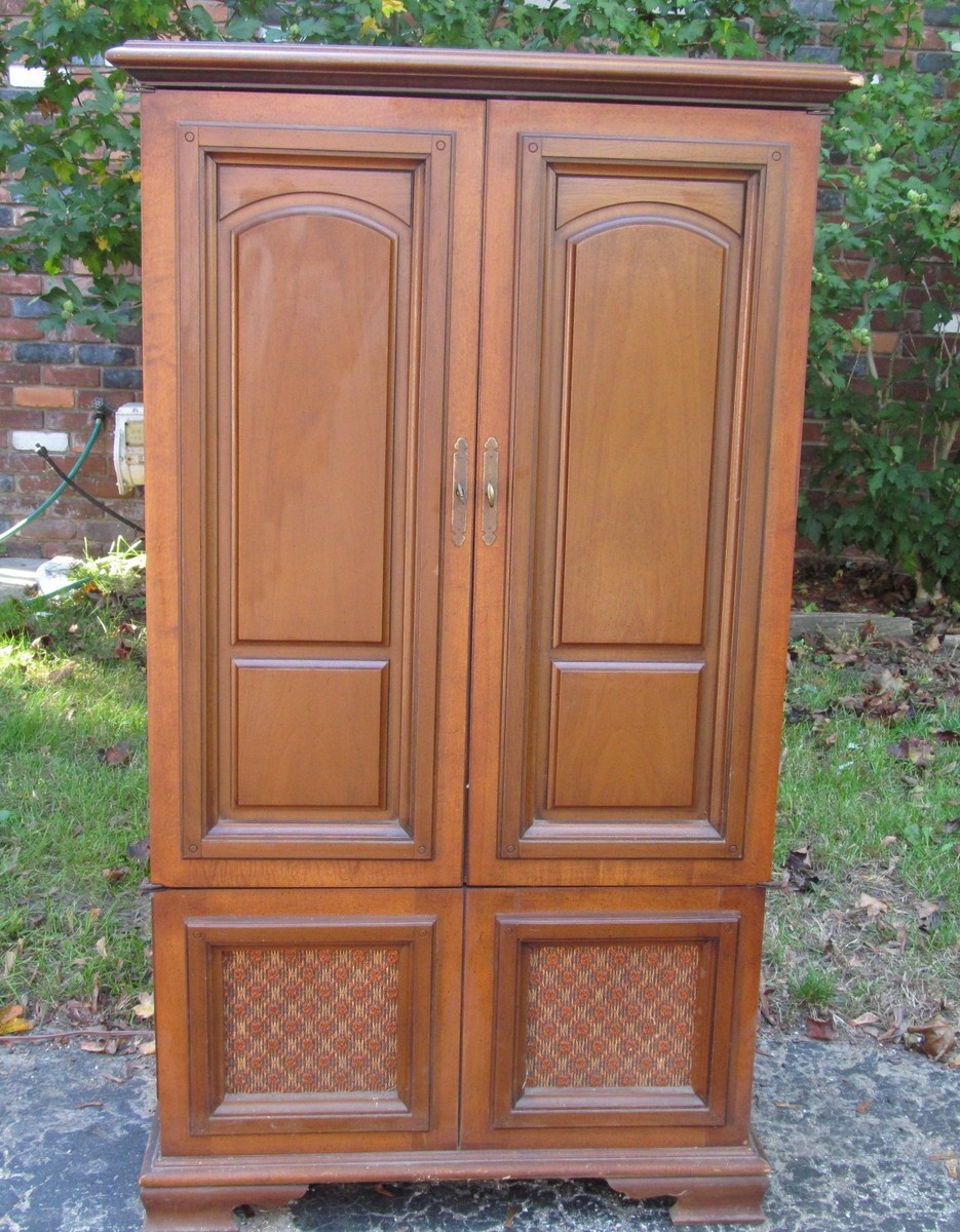 Retro Collectible 1972 Magnavox Color Stereo Theatre Armoire