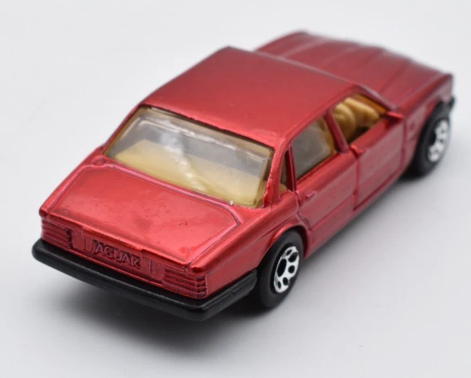 Matchbox Superfast Jaguar XJ6 red. Doors to open. Made in Macau - image 2 of 4
