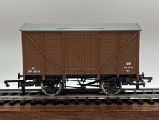 OO Hornby R6271 BR 12 Ton Ventilated Closed Goods Van BR Brown - (EXCELLENT)