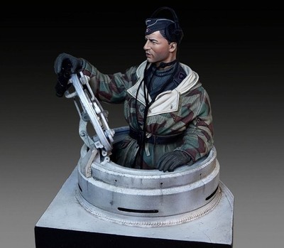 German tanker in winter dress with Tiger I Early cupola / 1:35 - Royal Model 961