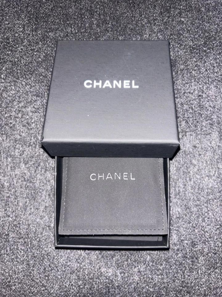 Broche/Pin Chanel SNEAKER Resina Foto 4 de 4