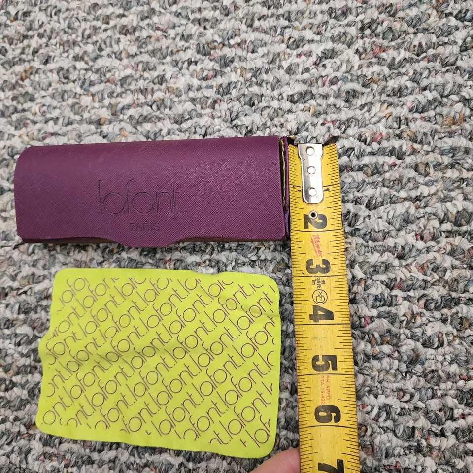Estuche rígido para gafas Lafont púrpura con interior verde y paño de limpieza Foto 3 de 4
