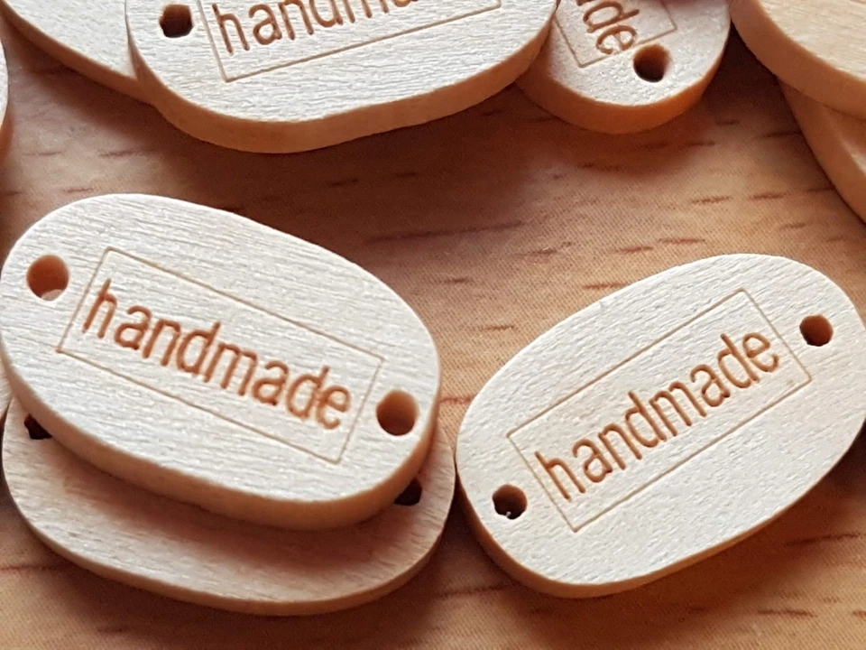 NATURHOLZ KNÖPFE "HANDARBEIT" ETIKETTEN PK 10 OVAL VERZIERUNG ANHÄNGER 19MM BASTELN - Bild 2 von 4
