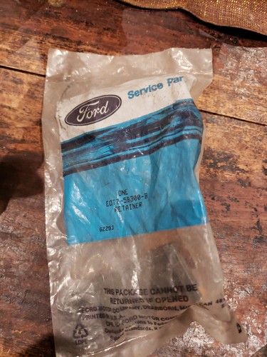 FORD MOTOR COMPANY GENUINE PARTS RETAINER PART # EOTZ-5B300-A
