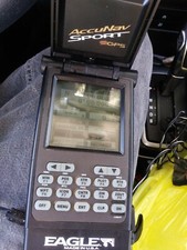 Pacchetto GPS portatile vintage Eagle AccuNav Sport con manuali e custodia rigida