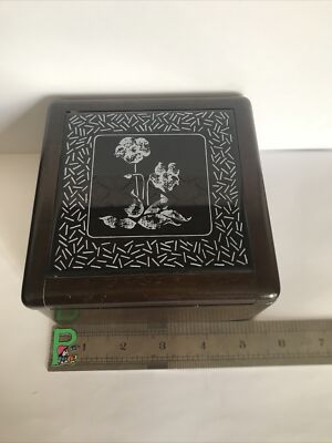 Schöne alte kleine quadratische Schmuckschatulle aus Holz, roter Samt