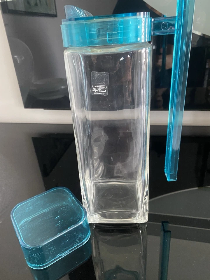 Caraffa Luigi Bormioli - Ottime Condizioni - Tappo E Manico Plastica Colorata - Immagine 3 di 4