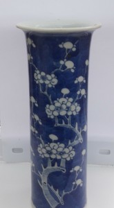Antique Chinese blue and white prunus blossom porcelain vase 26cm V.G.C
