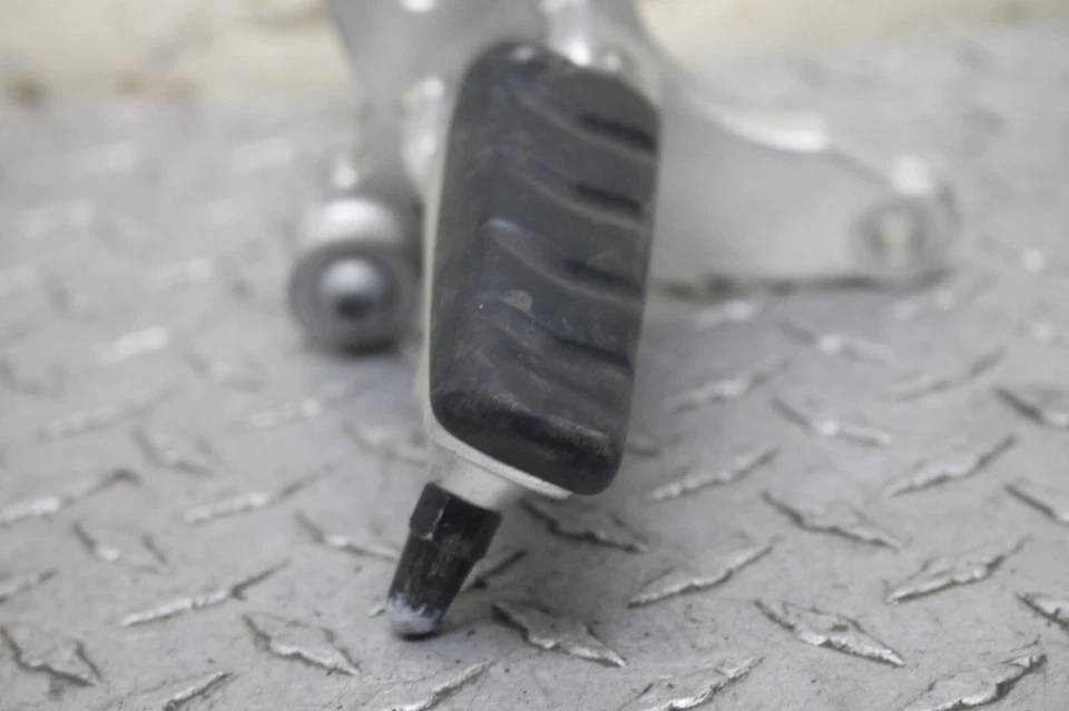 2005 BMW R1200ST DRIVER RIGHT FOOT PEG BRAKE PEDAL W/ MOUNT ASSY 7671076 — 第 3/4 张图片