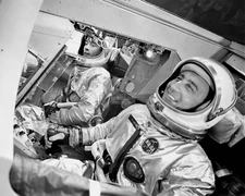GEMINI 3 ASTRONAUTS JOHN YOUNG AND GUS GRISSOM - 8X10 NASA PHOTO (AA-415)